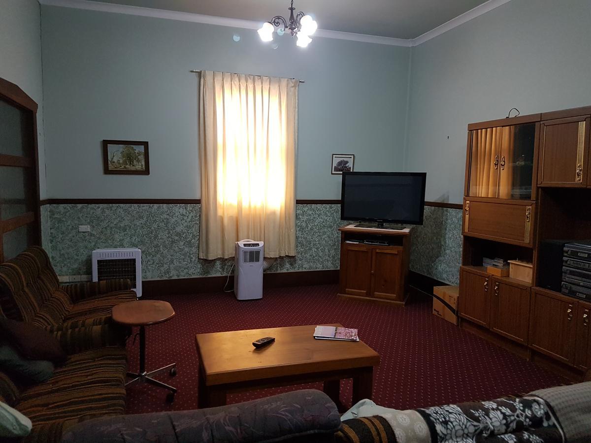 Queen Of The Murchison Guest House & Cafe Cue エクステリア 写真